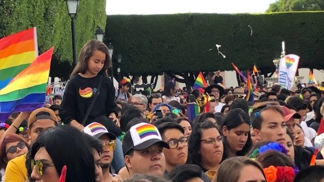 Marchan miles en Querétaro por diversidad sexual y de género